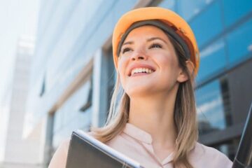 Técnica em segurança do trabalho sorrindo